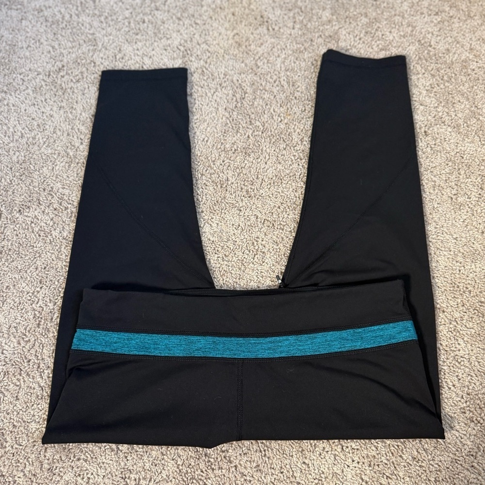 Kirkland Signature Black and Blue Sport Athletic 7/8 Leggings Size XL - Picture 4 of 9